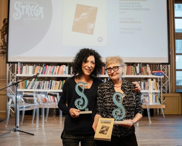 Leila Guerriero (l) met vertaalster Maria Nicola. Foto: Alberto Chiariglione